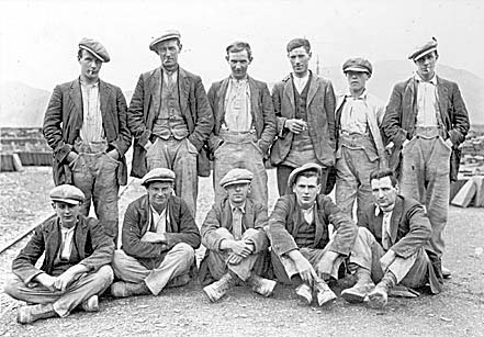 Photograph: Workers at Maenofferen Quarry. [Geraint Vaughan Jones].
