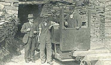 Ffotograff: Un o drenau bach [Chwarel Llechwedd] gyda Mr Hugh Roberts ar yr injan.