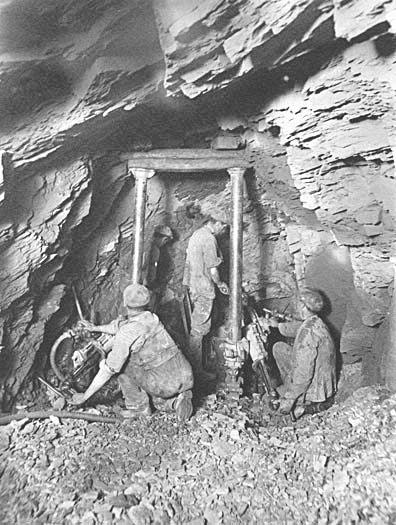 Ffotograff: Ategion to lefel yn cael eu defnyddio tra mae tyllu yn cymryd lle yn Chwarel Llechwedd, Blaenau Ffestiniog.