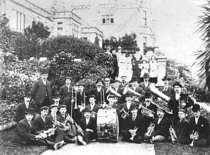 Ffotograff: Band Arian Brenhinol Oakeley tu allan i Blas Tanybwlch gyda aelodau o'r teulu Oakeley.
